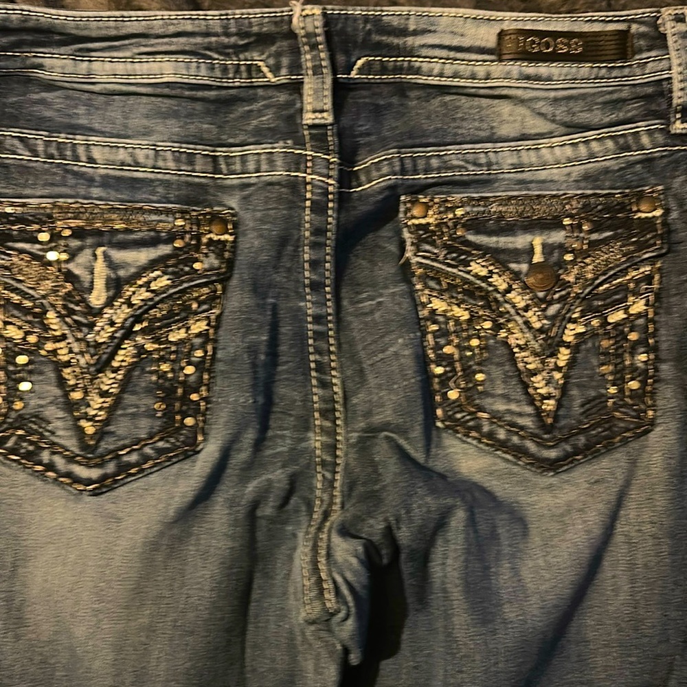 They are relaxed fit.  Highlighting the denim beauty. Bling on back pockets.